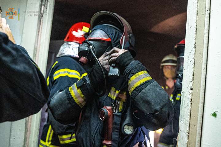 Трагедія в Києві: під час ліквідації пожежі рятувальники виявили тіло чоловіка (фото)