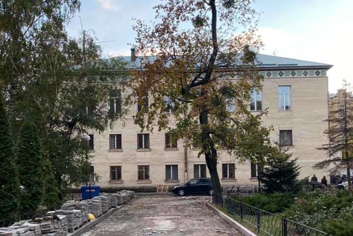 На вул. Шовковичній, 12-Б знаходиться триповерхова адміністративна будівля - На місці триповерхової будівлі Ради в центрі Києва може з'явитися висотка 