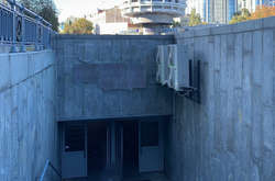 У червні 2001 року комунальне підприємство здало в оренду приміщення підземного пішохідного переходу на площі Слави строком на 49 років