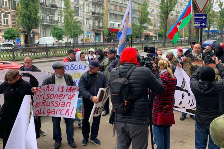 Прихильники Саакашвілі влаштували акцію під посольством Грузії у Києві