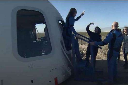 Компанія Безоса BlueOrigin провела другий успішний запуск туристів у космос
