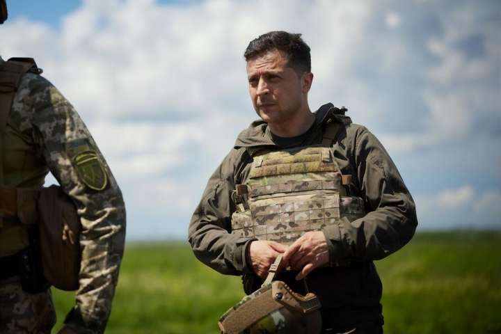 «Ви щодня здійснюєте подвиг»: Зеленський привітав захисників і захисниць України
