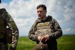 «Ви щодня здійснюєте подвиг»: Зеленський привітав захисників і захисниць України