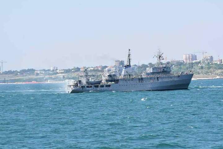 Корабель, який зазнав лиха у Чорному морі, буксирують до Одеси
