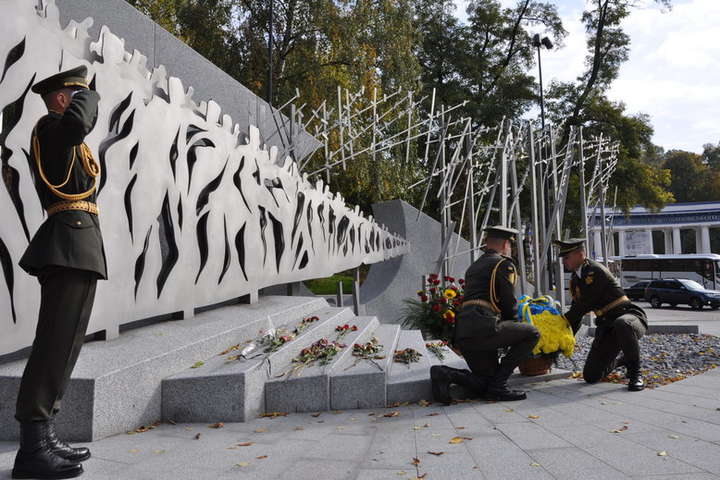 Кияни вшанували пам'ять загиблих за свободу і незалежність України (фото, відео)