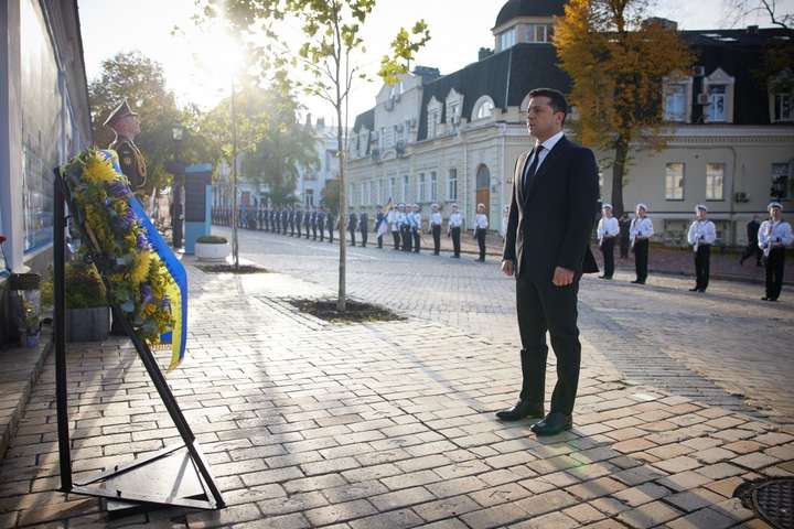 Зеленський на Михайлівській площі вшанував загиблих українських захисників (фото)