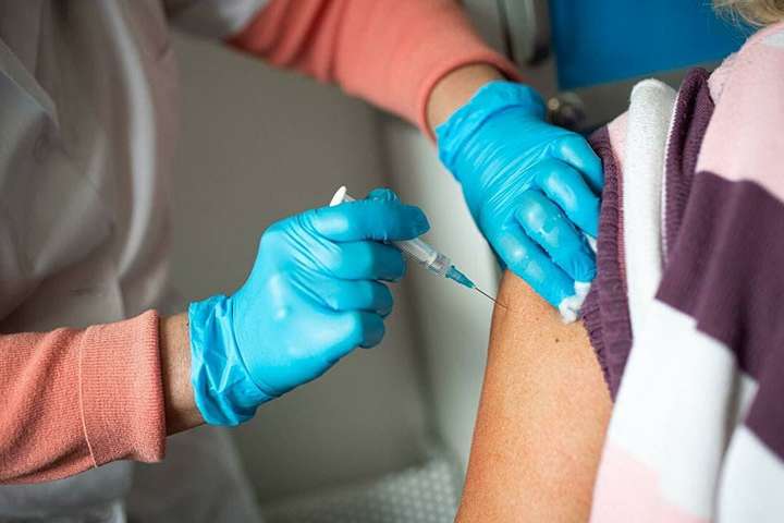 Чому люди не хочуть вакцинуватися? У мережі зібрали 40 найсмішніших пояснень 