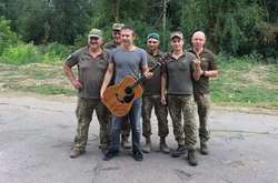 Українські зірки привітали захисників та захисниць (фото)