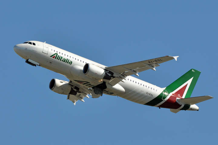 Найбільша авіакомпанія Італії виконала останній рейс та припинила існування
