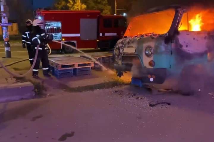 На світанку в Києві вщент згорів автомобіль (відео) 