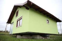 Щоб потішити дружину, архітертор-самоучка збудував будинок, який обертається (відео)