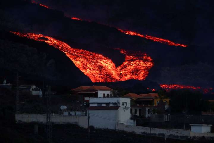 На Канарах евакуювали ще 300 осіб через виверження вулкана