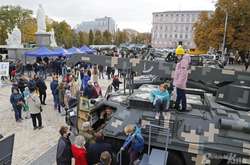 У центрі Києва проходить виставка озброєння та військової техніки (фото)