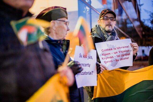 Литовські активісти пікетували проти виступу російського хору, який гастролює в окупованому Криму