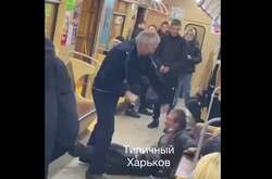 У метро машиніст поїзда побився із пасажиром (відео)