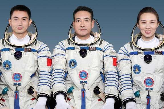 Китай на пів року відправив у космос трьох космонавтів