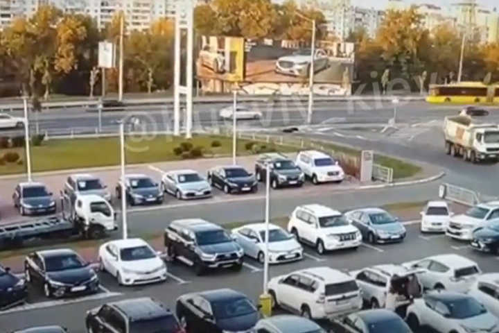 З'явилося відео моторошного ДТП у Києві, внаслідок якого загинув 25-річний чоловік