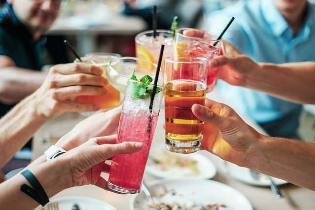 Вчені з'ясували, чому алкоголь шкідливий у будь-якій дозі