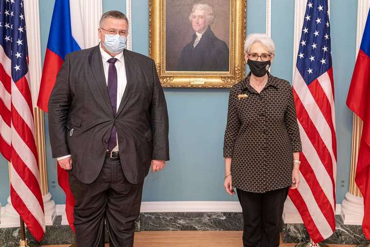 Віце-прем'єр Росії через костюм осоромився на зустрічі із заступницею держсекретаря США (фото)