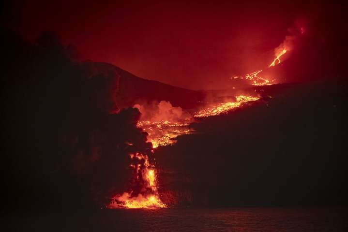 Вулкан розійшовся не на жарт - На Канарах скасували авіарейси через виверження вулкана