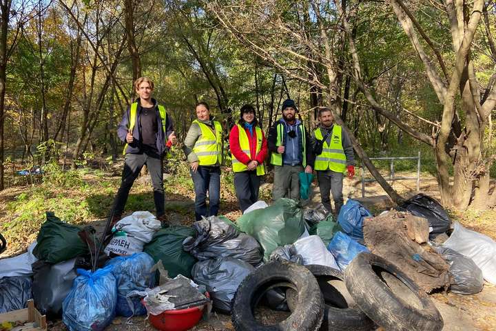 У парку на Сирці волонтери зібрали 30 мішків сміття (фото)