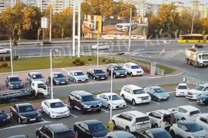 Появилось видео жуткого ДТП в Киеве, в результате которого погиб 25-летний мужчина 