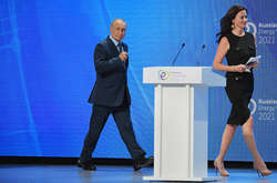 Під час модерування форуму Хедлі Ґембл поставила Путіну декілька незручних питань