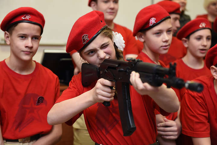 Прокурор розповів, як окупанти в Криму вчать дітей поводитися зі зброєю