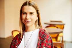 Юлія Прівалова, яка є невісткою покійного мера Харкова і власницею бренду веганської їжі, під своїм фото на тлі Кремля написала українофобський анекдот