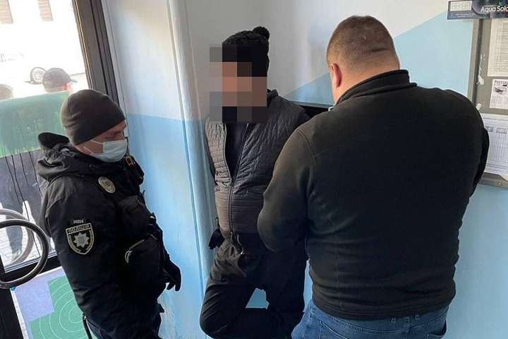 Молодик зі зброєю влаштував погром у приймальні депутата Київради (фото)