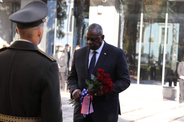 Министр обороны США почтил память погибших украинских героев