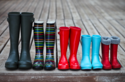 На грядущую тенденцию обратили внимание люксовые бренды и также начали пополнять ассортимент обувью из резины