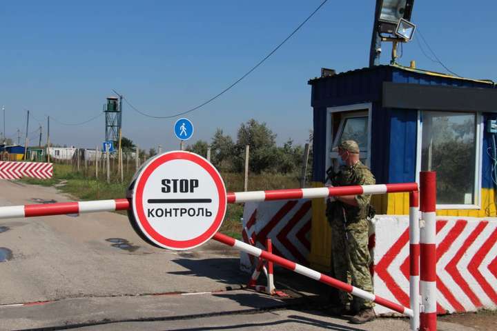 Кількість пунктів пропуску на кордоні з Кримом скоротили до двох