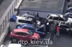 Від вогню на парковці постраждали щонайменше п'ять автівок