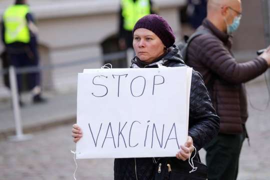 Названа головна причина локдауну в Латвії: не вакцинуються і хворіють переважно російськомовні