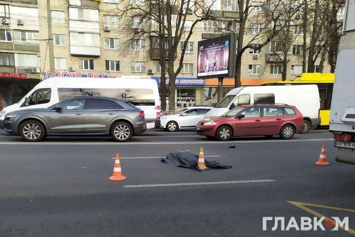 Пішохід загинув на місці ДТП - Смертельна ДТП у Києві: автівка збила пішохода (фото)