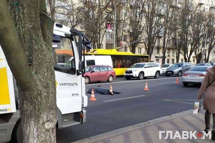 Смертельний наїзд на пішохода в Києві: поліція повідомила деталі ДТП (фото)