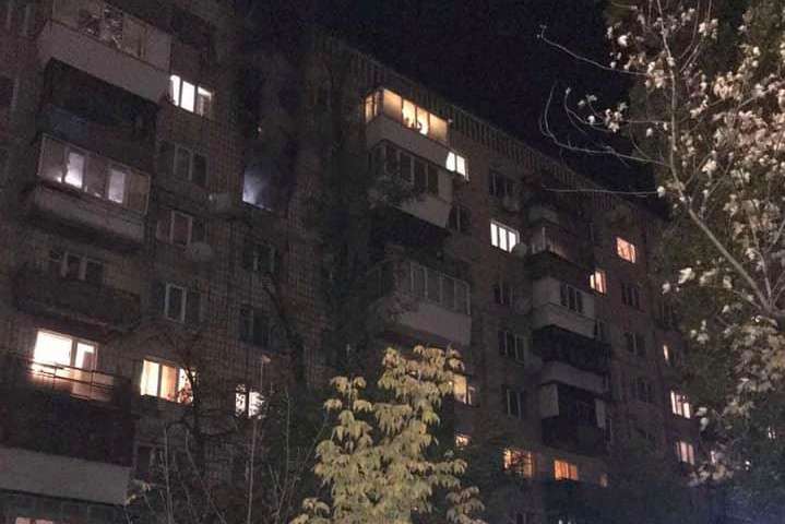 На Русанівці вигоріла квартира, є загроза обвалу конструкцій (фото)