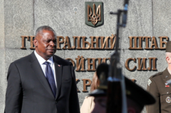 Остін відвідав також Грузію та Румунію