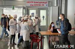 Кабмін врегулював роботу центрів вакцинації у «червоних» регіонах