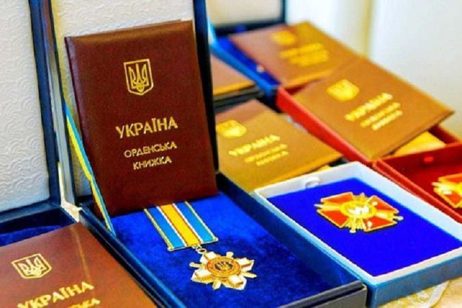 Зеленський нагородив трьох українських військових