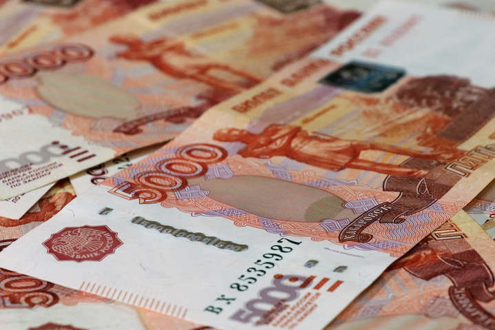 Нацбанк запретил банкам принимать российские рубли