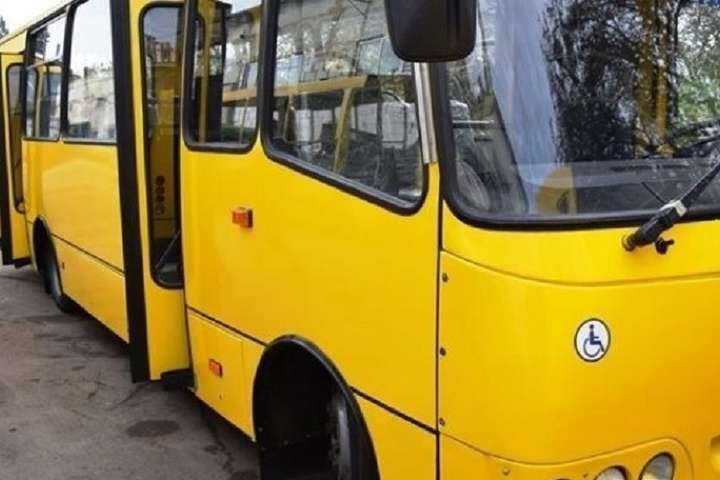У Києві водій маршрутки втратив свідомість і протаранив автівку 