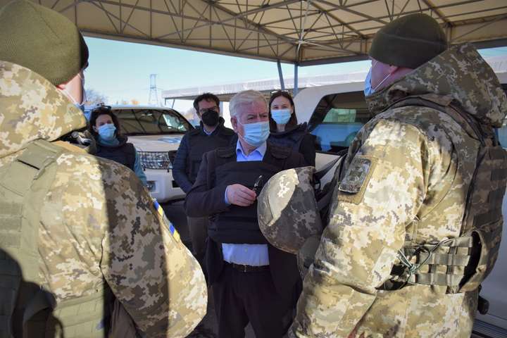 Спецпредставник Євросоюзу Гілмор відвідав зону ООС (фото)