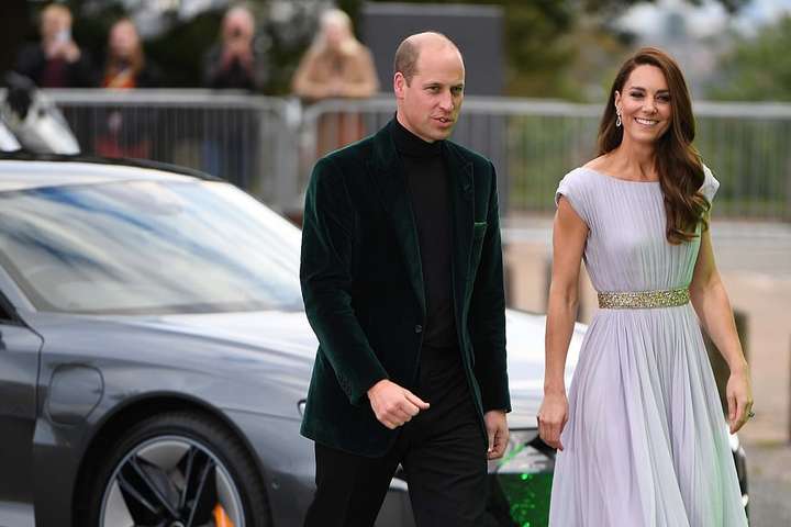 Принц Вільям з дружиною з’явилися на публіці на дорогому електромобілі (фото, відео)