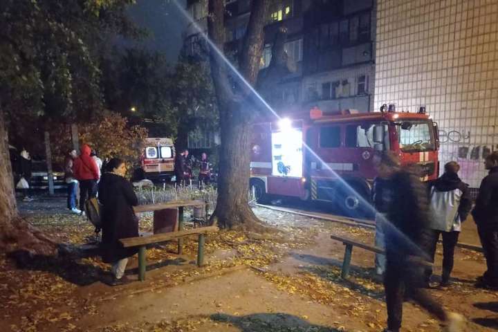 Вночі в Києві сталися дві пожежі в багатоповерхівках, є жертва (фото)