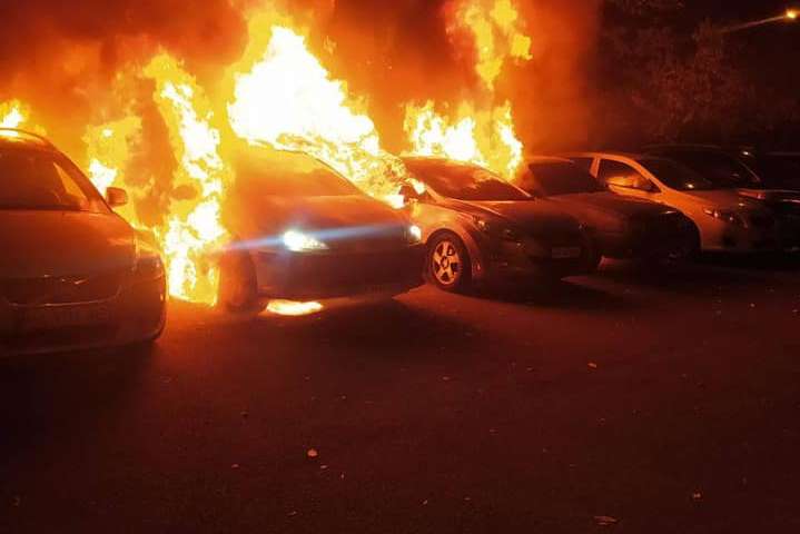 У Києві знову палали автівки: на Осокорках згоріли чотири машини (фото)