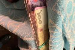 Під час обшуку правоохоронці знайшли у зловмисника викрадені в жінки гроші