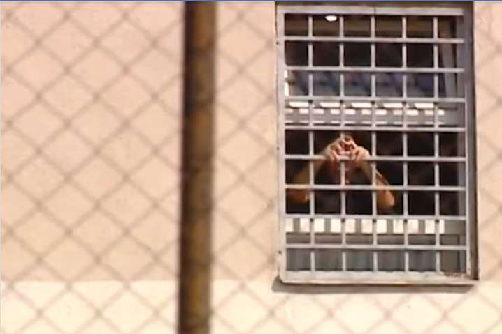 Саакашвили поприветствовал сторонников из окна тюрьмы (видео)