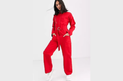  О высоком спросе на одежду и аксессуары, как у героев «Игры в кальмара», заявили многие крупные онлайн-ритейлеры 